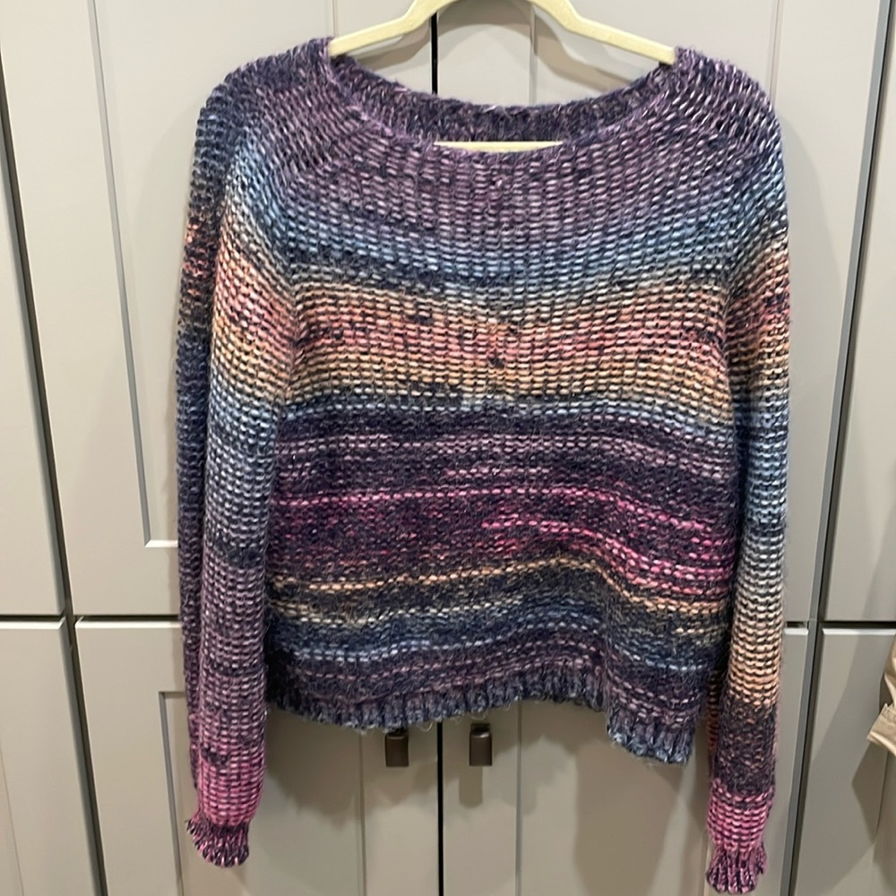 Women’s sweater, no tags so not sure of the brand.